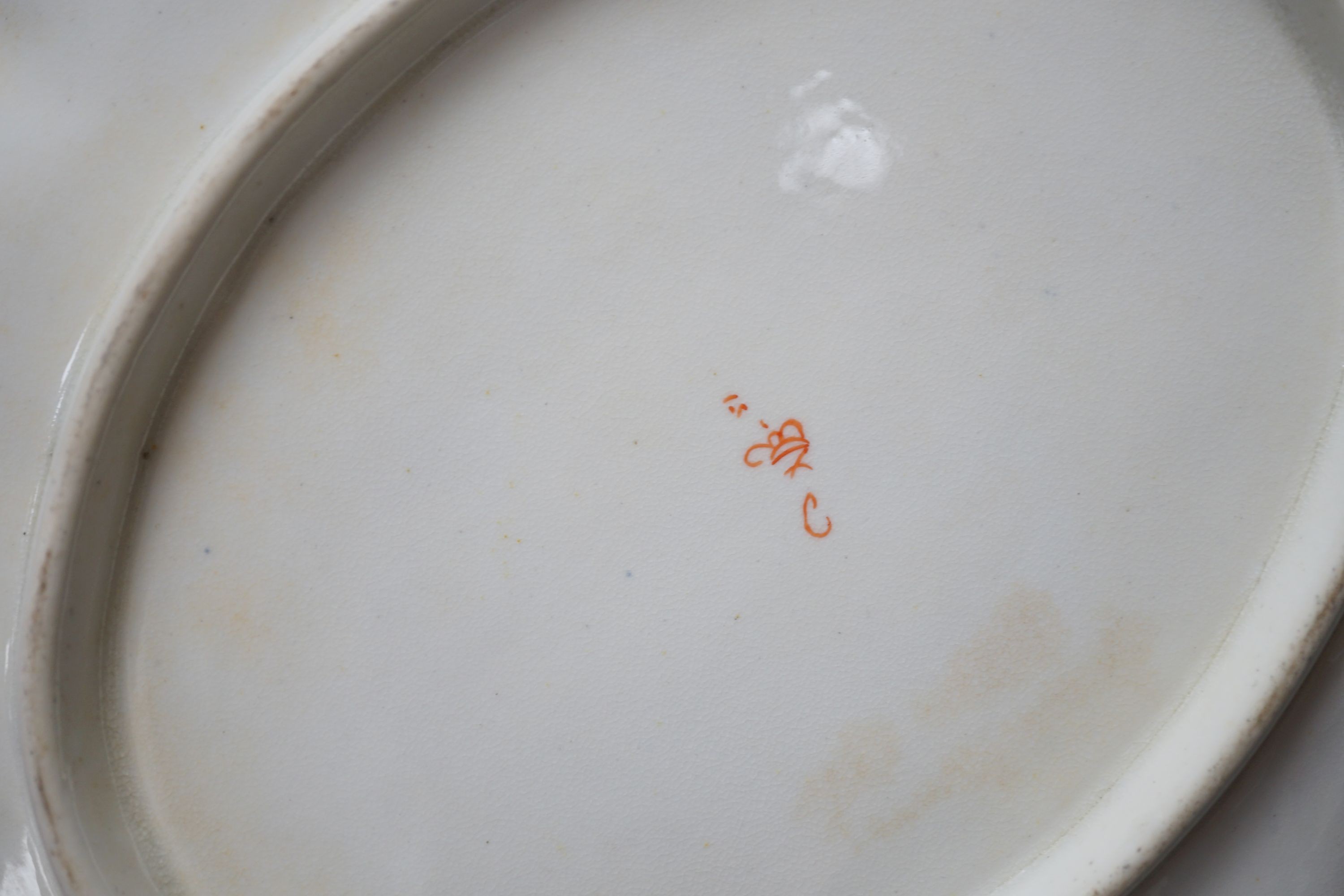 An early 19th century Derby seventeen-piece part dinner set, lobed oval serving dishes 31cm.